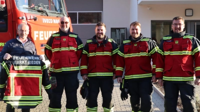 Bürgermeister Erwin Geitner (v.l.), Anton Graf, Daniel Malotta, Zweiter Kommandant Johannes Haas und Erster Kommandant Rainer Salbeck präsentieren die neuen Schutzanzüge der Feuerwehr Rieden (Bild: Michael Rabenhofer)