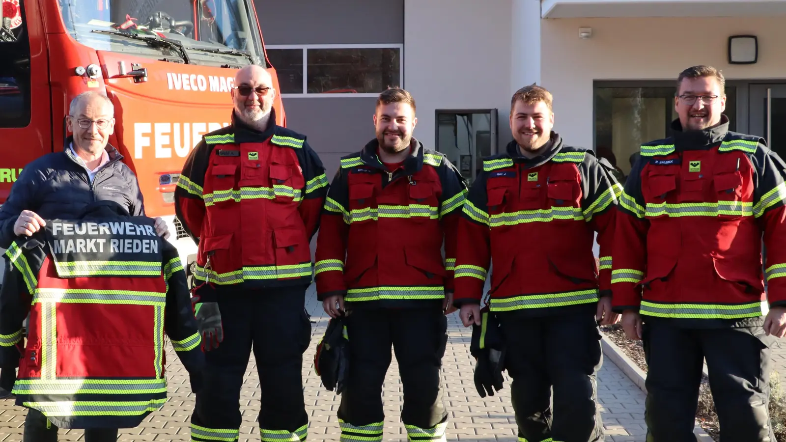 Bürgermeister Erwin Geitner (v.l.), Anton Graf, Daniel Malotta, Zweiter Kommandant Johannes Haas und Erster Kommandant Rainer Salbeck präsentieren die neuen Schutzanzüge der Feuerwehr Rieden (Bild: Michael Rabenhofer)