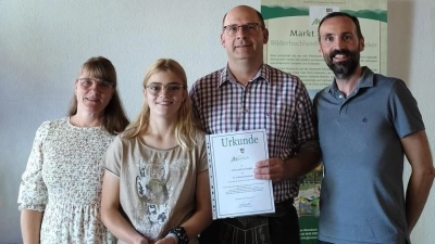 Erster Bürgermeister Armin Bulenda ehrte Heike und Lars Koglin aus Wuppertal gemeinsam mit ihrer Tochter Carmen für ihre langjährige Urlaubstreue.  (Bild: Armin Bulenda)