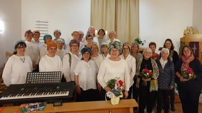 Der ökumenische Chor mit Leitung Jean Rustler, sowie Hanne Vhrobok und Annette Kärner und den weiteren Sprecherinnen (Bild: Monika Mittereder)