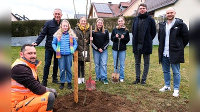 stehend von links: Bürgermeister Hermann Böhm, Katharina Hoffmann, Antonia Zich, Ronja Maurer, Anna Jakob, Studienrat Florian Hackl und Studienrat Felix Keilwerth; vorn: Bauhof-Mitarbeiter Adam Prochotta. (Bild: Peter Ringeisen)