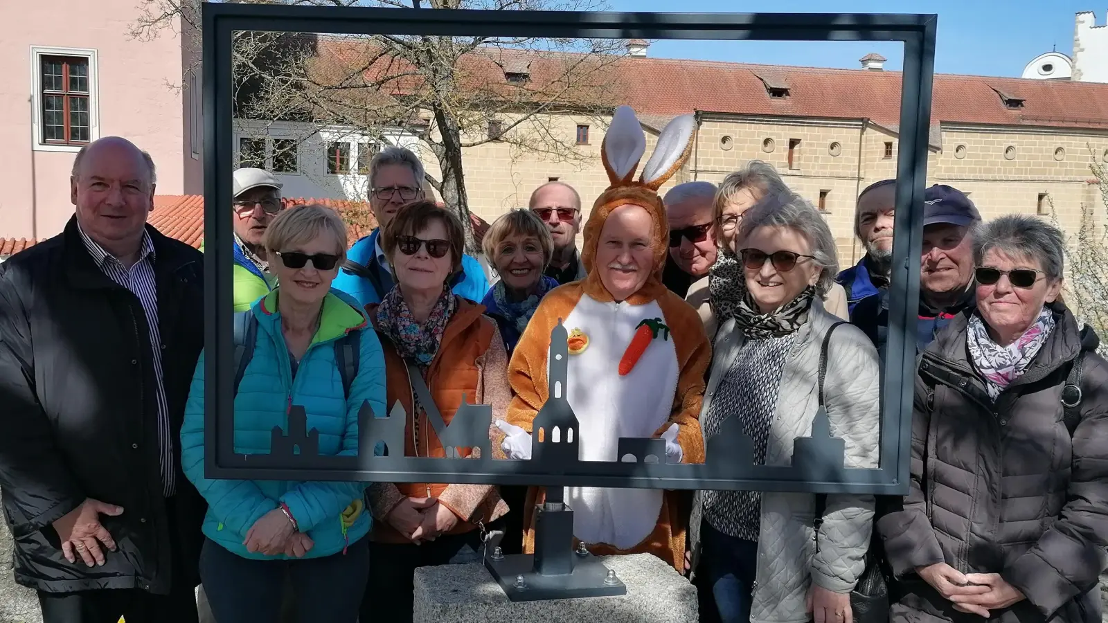 Einige Teilnehmer beim Fotopoint-Bilderrahmen mit (links) Kolpingvorsitzender Michael Koller und (mitte) Osterhase alias Alfons Wanninger.  (Bild: Angelika Veit )