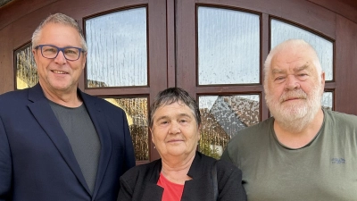 Bürgermeister Helmut Meindl ehrte die langjährigen Urlaubsgäste für ihren 30. Aufenthalt und überreichte ein Kochbuch als Geschenk. (Bild: Claudia Rieß)