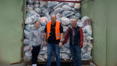 Die Helfer der Kolpingsfamilie freuten sich über einen vollen Sammelcontainer. (Bild: Herbert Reiml)