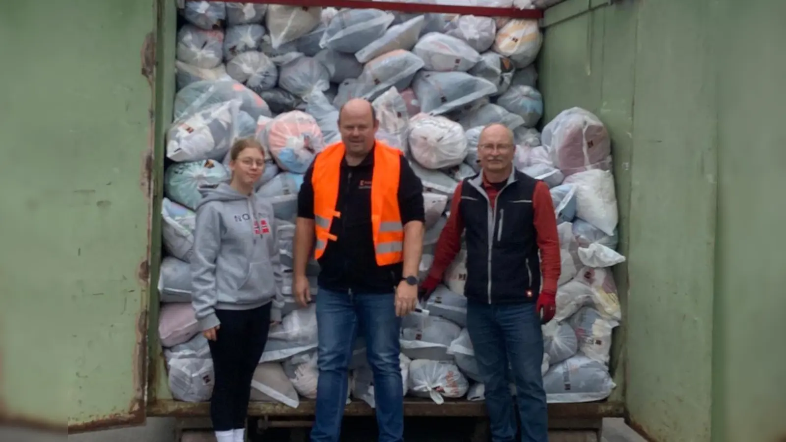 Die Helfer der Kolpingsfamilie freuten sich über einen vollen Sammelcontainer. (Bild: Herbert Reiml)