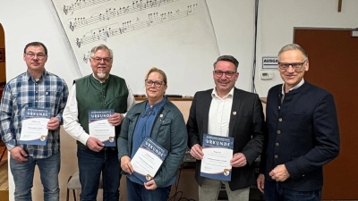 Geehrte Mitglieder des Musikvereins Waldsassen v.l.n.r: Stefan Hart, Franz Bartl, Claudia Hart, Peter Erl, Bürgermeister Bernd Sommer. (Bild: Markus Scharnagl)