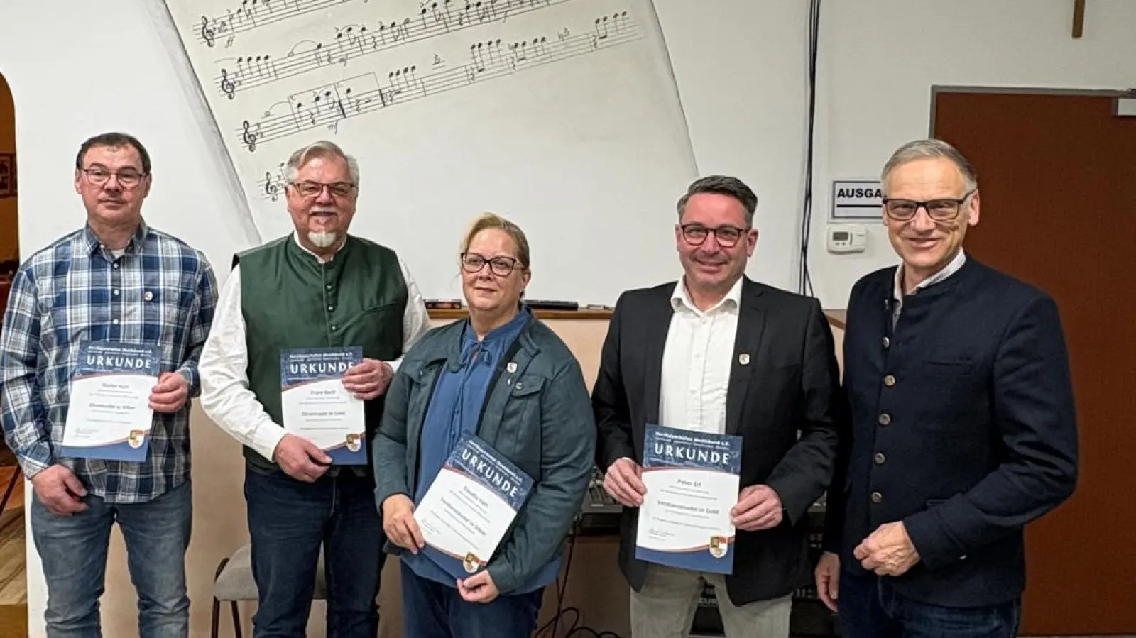 Geehrte Mitglieder des Musikvereins Waldsassen v.l.n.r: Stefan Hart, Franz Bartl, Claudia Hart, Peter Erl, Bürgermeister Bernd Sommer. (Bild: Markus Scharnagl)