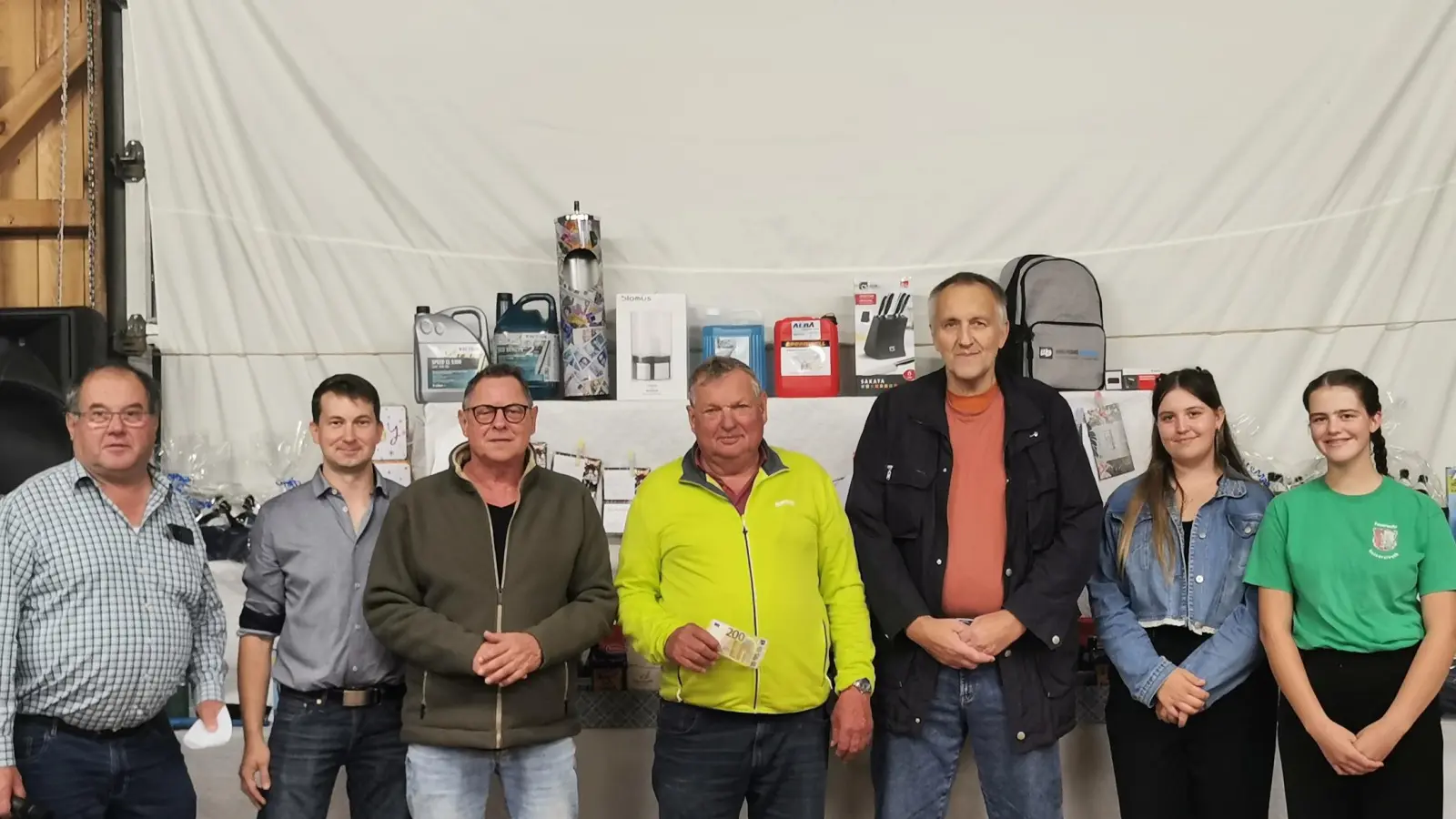 Bild von links: Spielleiter Reinhold Stopfer, Vorstand Matthias Friedl, Thomas Schmid aus Schlammersdorf auf Platz 3, Heinz Friedrich aus Kirchenthumbach erspielte sich Platz 1, daneben Robert Weyh aus Stemmenreuth Platz 2, rechts daneben Pia Helldörfer und Leni Helldörfer von der Feuerwehr Heinersreuth, welche beim Preise aussuchen behilflich waren. (Bild: Herbert Ziegler)