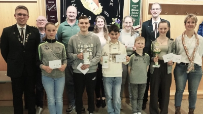 Von links: 1. Vorsitzender Martin Riedl, Werner Kraus, Helena Schmeller, Peter Zeislmeier, Raffael Scharnagl, Lisa Schäffler, Theo Müller, Antonia Lanzendörfer, Anton Müller, Thomas Göhl, Amelie Müller, Cordula Müller (Bild: Sarah Beer)