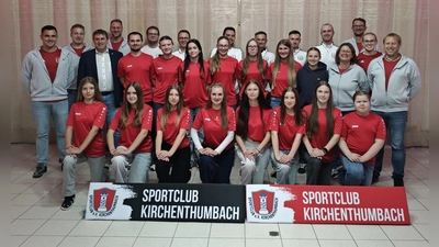 Bürgermeister Ewald Plößner, Vorstandschaft des SCK, Tennis Herrenmannschaft und C Juniorinnen Mannschaft. (Bild: Fabian Fuhrich)
