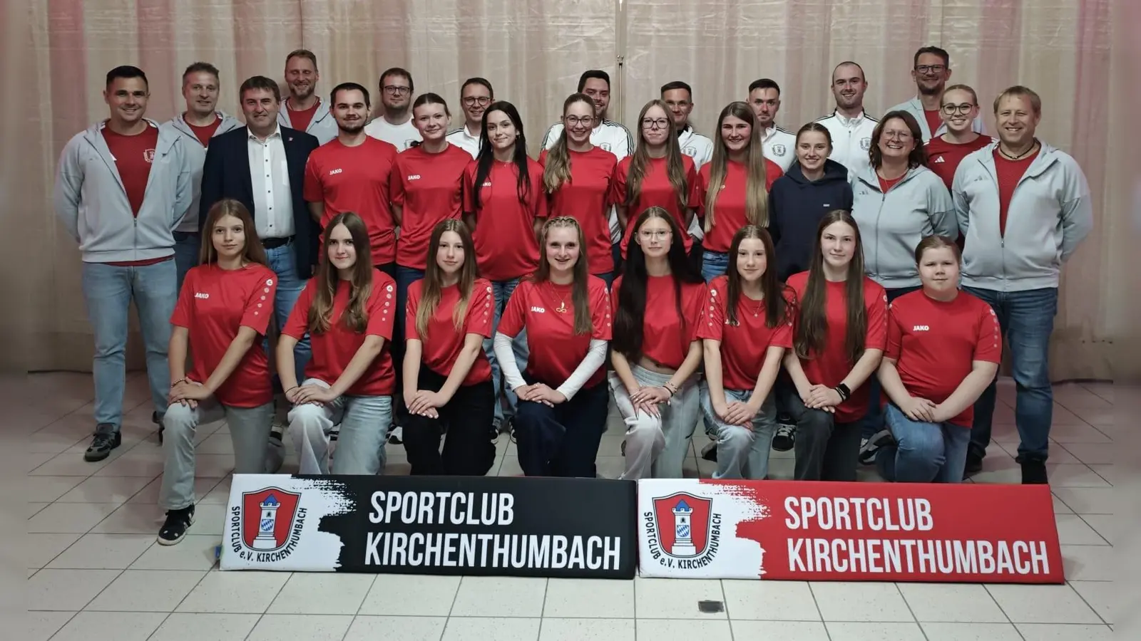 Bürgermeister Ewald Plößner, Vorstandschaft des SCK, Tennis Herrenmannschaft und C Juniorinnen Mannschaft. (Bild: Fabian Fuhrich)