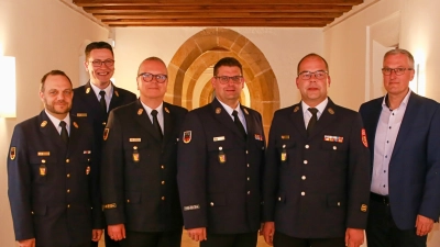 Marco Weiß (2.v.r.) trat auf eigenen Wunsch aus der Kreisbrandinspektion aus, daraufhin folgte ihn Michael Werner (3.v.r.) für den Zuständigkeitsbereich Hirschau und Schnaittenbach als Kreisbrandmeister. (Bild: Florian Schlegel)