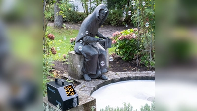 Der Brunnen bei der Büste von Karolina Gerhardinger, Gründerin der Schule, schäumte über vor lauter Seifenblasen. (Bild: Andreas Karl)