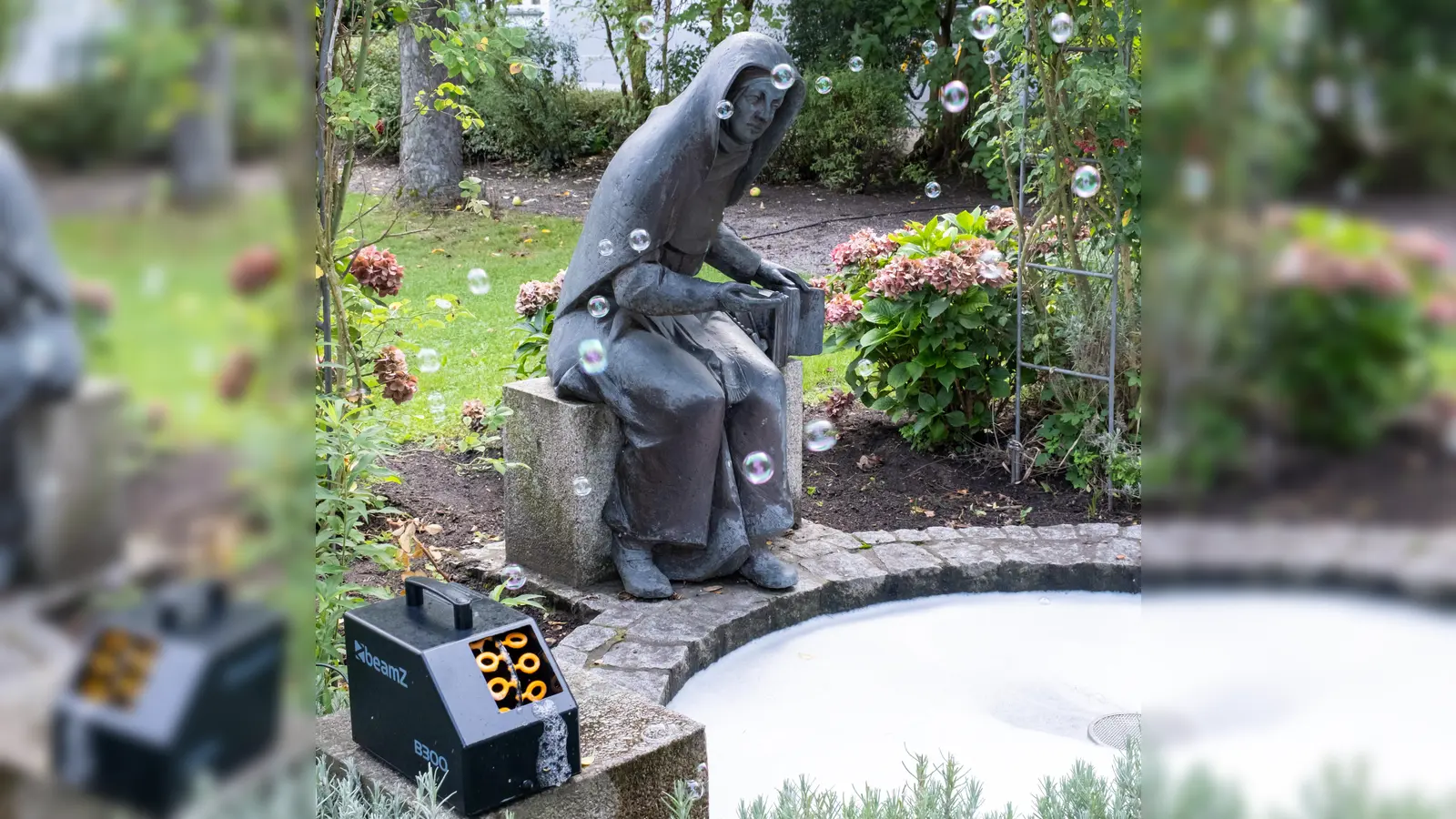 Der Brunnen bei der Büste von Karolina Gerhardinger, Gründerin der Schule, schäumte über vor lauter Seifenblasen. (Bild: Andreas Karl)