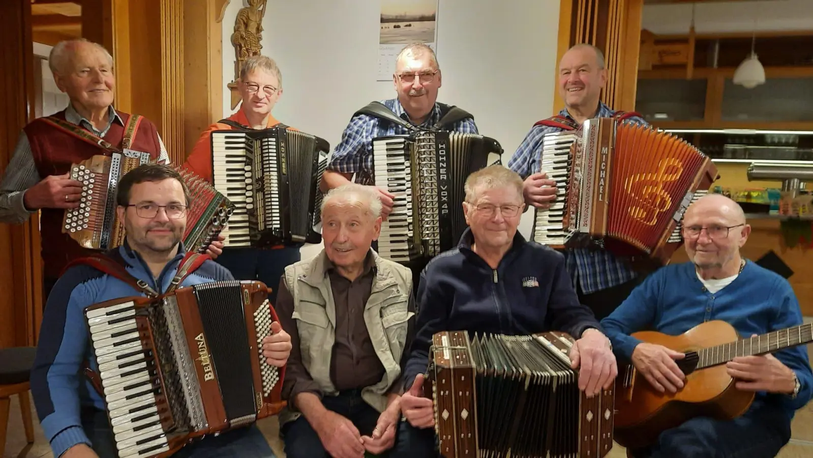 Die Musikanten vorne von links: Roland Küffner, Werner Matt, Heribert Schmidt, Herbert Diesner. Hinten von links: Rudi Fink, Thomas Schreyer, Oswald Kopp und Markus Schraml (Bild: Monika Fink)