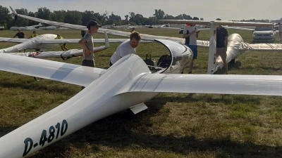Elias Seemann (links) und David Neumann bei den Startvorbereitungen bei der Deutschen Meisterschaft der Doppelsitzer. (Bild: David Neumann)