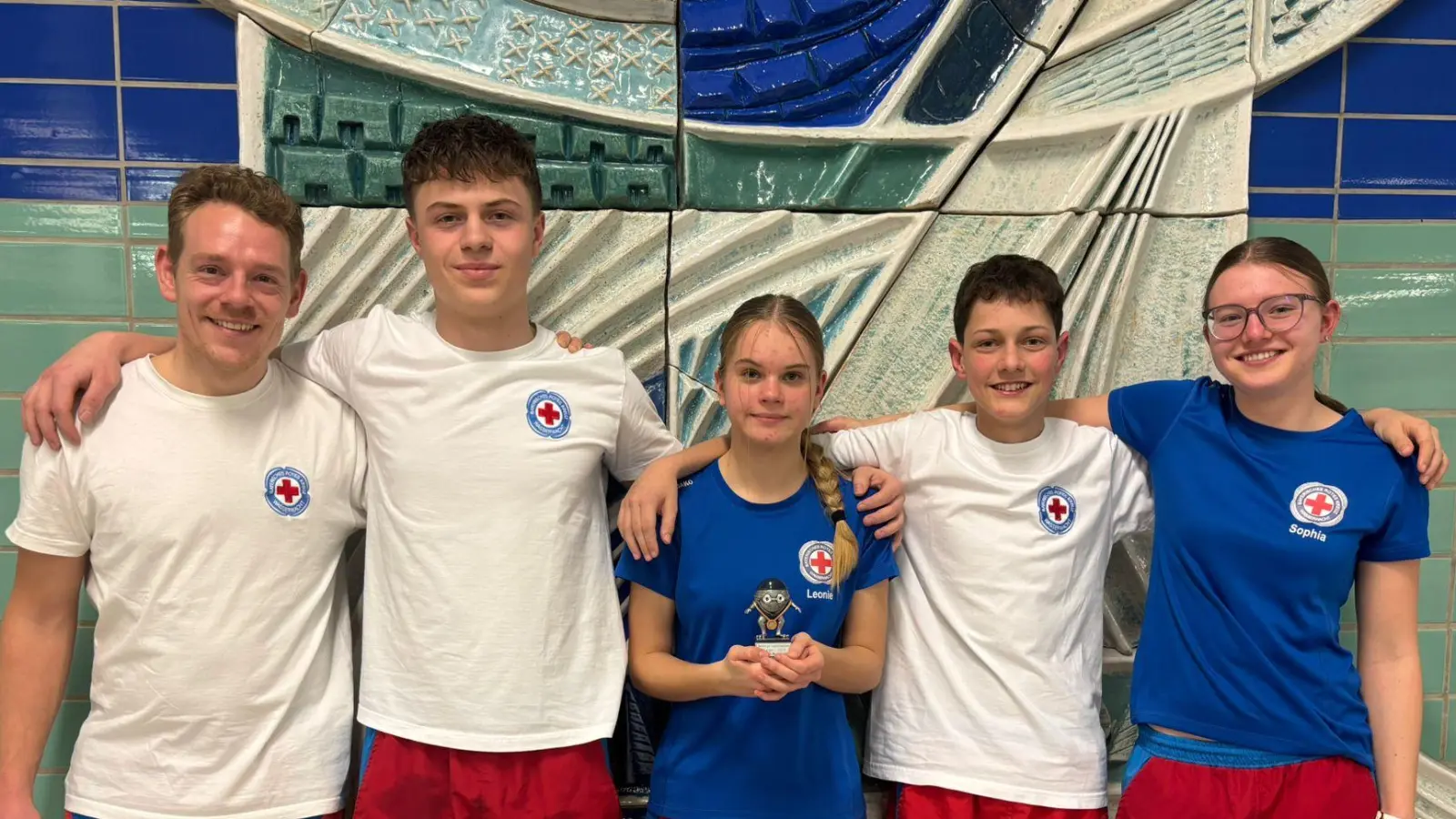 Die Betreuer mit den erfolgreichen Teilnehmern (von links nach rechts: Schwietzke Moritz, Geitner Kilian 2.Platz, Mutzbauer Leonie 1.Platz, Geitner Quirin 3.Platz, Rädel Sophia). (Bild: Sigi Spindler)
