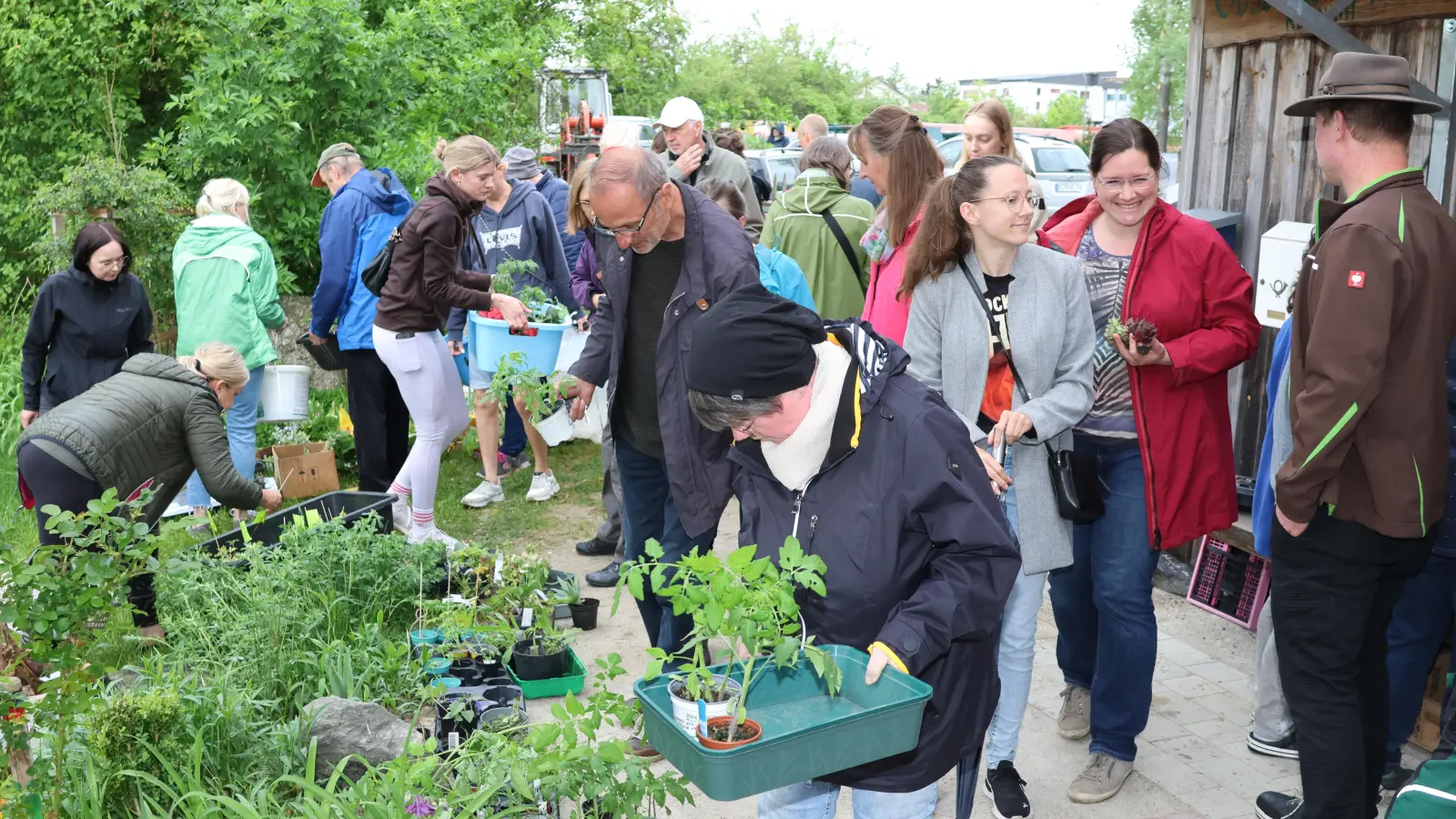 Dichtes Gedränge herrschte im Vereinsgarten des OGV Kemnath. Zahlreiche Gartler waren gekommen, um Pflanzen zu tauschen. (Bild: Werner Rupprecht)