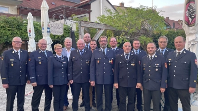 Für 40 Jahre Dienst gab es Gold und Dank von Landrat Richard Reisinger, 2. Bürgermeister Moritz Lobenhofer und den Feuerwehr-Führungskräften. (Foto: Martina Beierl)
