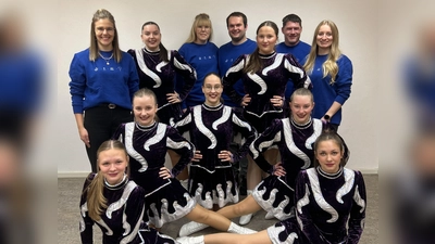 Das Prinzenpaar Stefanie Rösch und Johannes Sommer (hinten, Mitte) freuen sich mit Präsident Christopher Fröhlich (hinten, 2. von rechts) und den Gardetrainerinnen Nicole Rösch (hinten, 1. von links) und Daniela Fleißner (hinten, 1. von rechts) auf die kommende Saison. Die Gardemädels Emma Piehler, Anna Bäumler, Lena Gebert, Lena Zeitler, Antonia Kick, Sophia Töppel und Anna Reil fiebern ihren Auftritten entgegen und unterstützen das diesjährige Prinzenpaar. (Bild: Florian Albrecht)