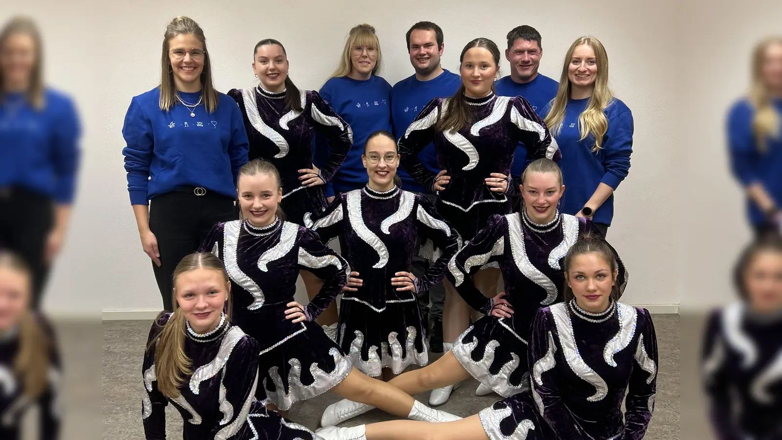 Das Prinzenpaar Stefanie Rösch und Johannes Sommer (hinten, Mitte) freuen sich mit Präsident Christopher Fröhlich (hinten, 2. von rechts) und den Gardetrainerinnen Nicole Rösch (hinten, 1. von links) und Daniela Fleißner (hinten, 1. von rechts) auf die kommende Saison. Die Gardemädels Emma Piehler, Anna Bäumler, Lena Gebert, Lena Zeitler, Antonia Kick, Sophia Töppel und Anna Reil fiebern ihren Auftritten entgegen und unterstützen das diesjährige Prinzenpaar. (Bild: Florian Albrecht)