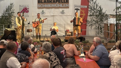 Das Spiel mit dem Publikum beherrscht das Trio Schleudergang meisterhaft - auch in Schmidmühlen verstanden die drei Musiker vortrefflich, das Publikum in ihr Programm zum Mitmachen einzubinden - dafür spendierte man nicht nur ein leistungsgesteigertes Rüscherl, sondern auch riesigen Beifall. (Bild: Paul Böhm)