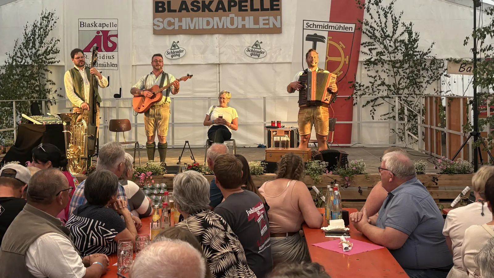 Das Spiel mit dem Publikum beherrscht das Trio Schleudergang meisterhaft - auch in Schmidmühlen verstanden die drei Musiker vortrefflich, das Publikum in ihr Programm zum Mitmachen einzubinden - dafür spendierte man nicht nur ein leistungsgesteigertes Rüscherl, sondern auch riesigen Beifall. (Bild: Paul Böhm)