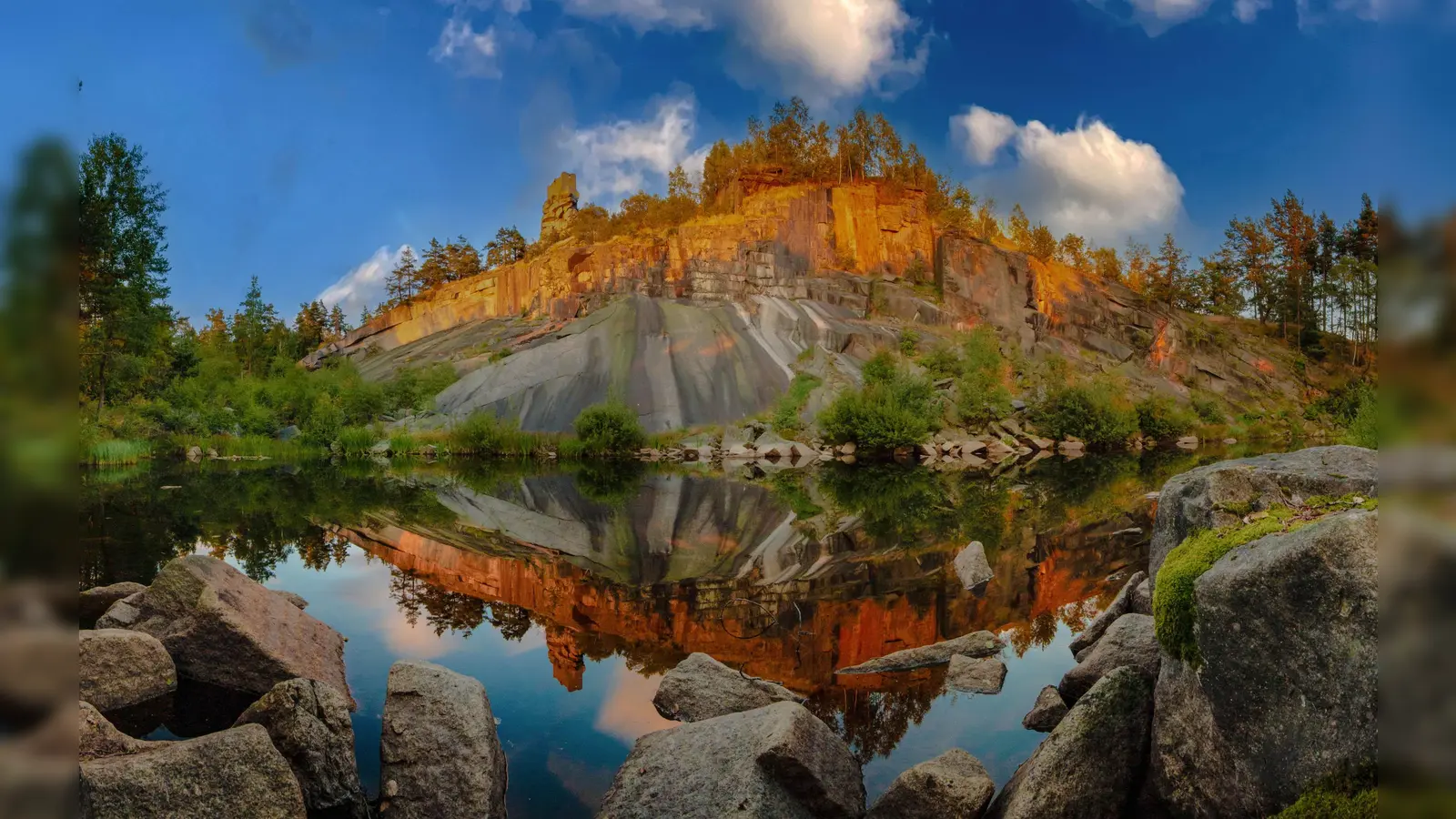 Leuchteneder Granit im Landkreis Neustadt an der Waldnaab - aufgenommen von Christian Dotzler für den Oberpfalz Kalender 2026. (Bild: Christian Dotzler)
