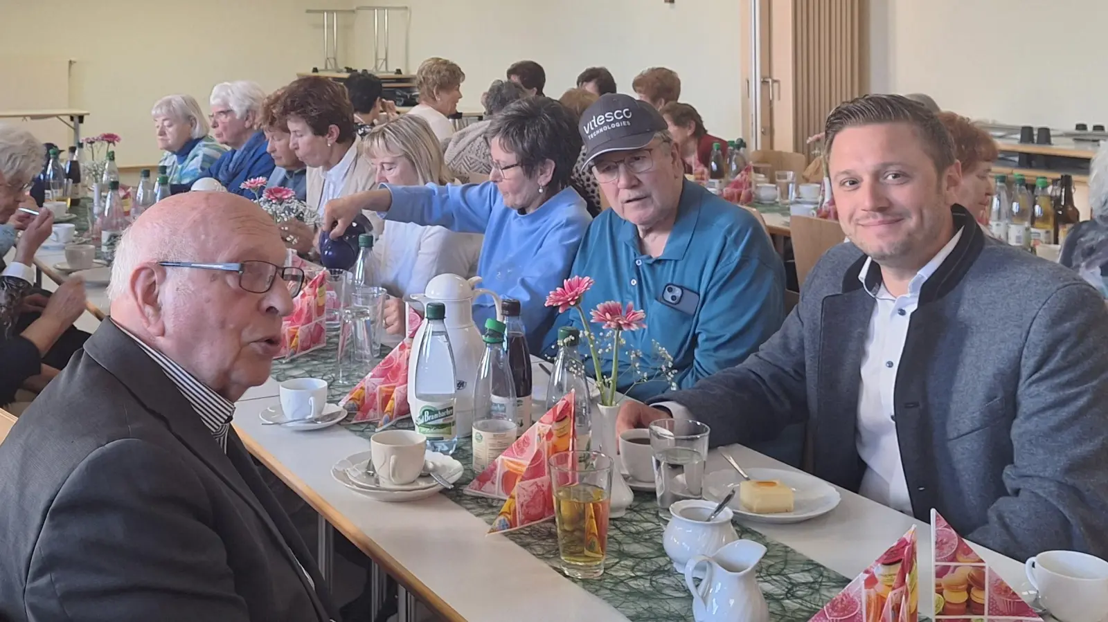 Im Vordergrund: Pfarrer Andreas Hanauer und Bürgermeister Ernst Lenk beim Gespräch. (Bild: Alfred Wulfänger)