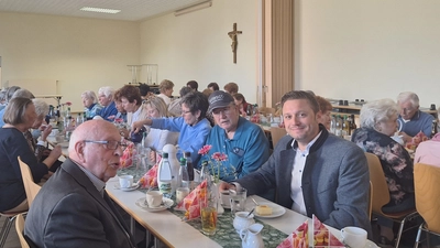 Im Vordergrund: Pfarrer Andreas Hanauer und Bürgermeister Ernst Lenk beim Gespräch. (Bild: Alfred Wulfänger)