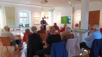 Dr. Traugott Farnbacher im Johann-Flierl-Museum in Fürnried. (Bild: Gerda Stollner)