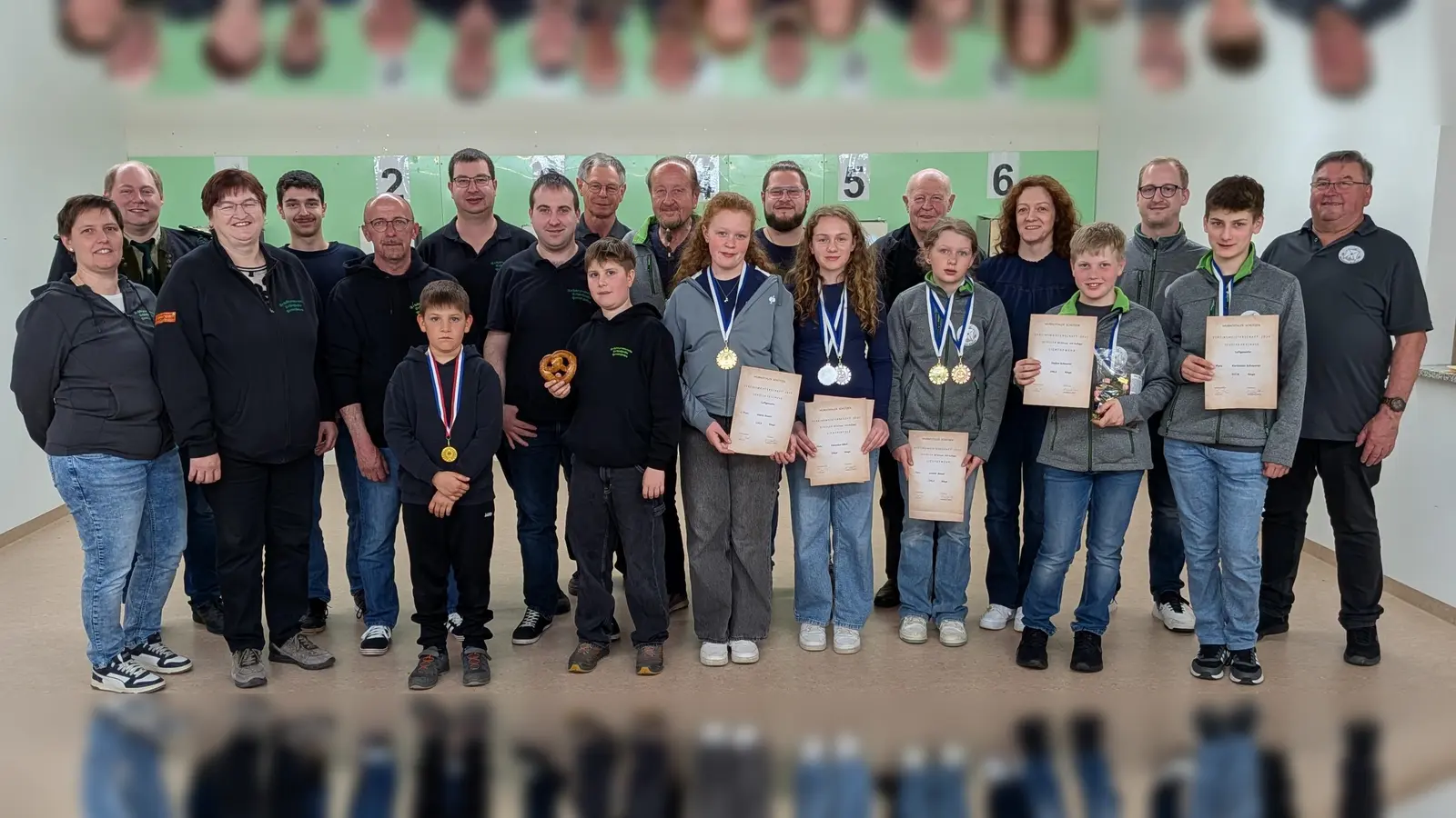 Die erfolgreichen Vereinsmeisterinnen und Vereinsmeister der Schloßfalken Pertolzhofen und der Murachtaler Schützen. (Bild: Christoph Zinkl)