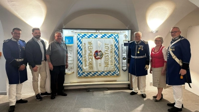 Die Traditionsfahne der Neustädter Bürgerwehr hat nun eine neue Heimat im Neustädter Rathaus gefunden.  (Bild: Bernhard Knauer)