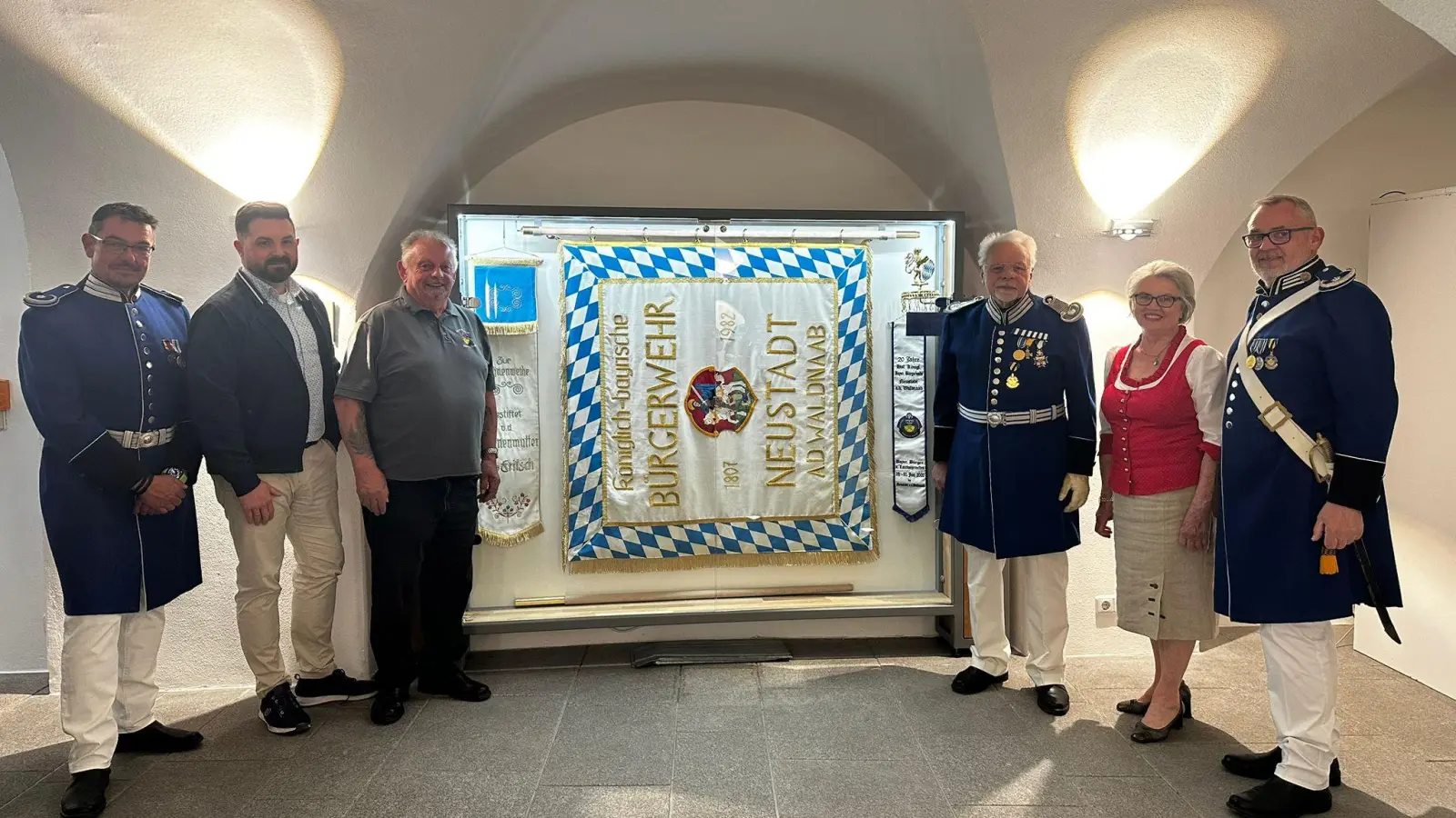 Die Traditionsfahne der Neustädter Bürgerwehr hat nun eine neue Heimat im Neustädter Rathaus gefunden.  (Bild: Bernhard Knauer)