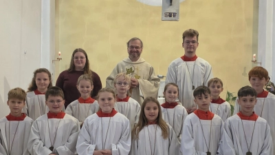 12 neue Ministranten mit Oberministranten und Pfarrer Thomas Stohldreier. (Bild: Sonja Lehner)