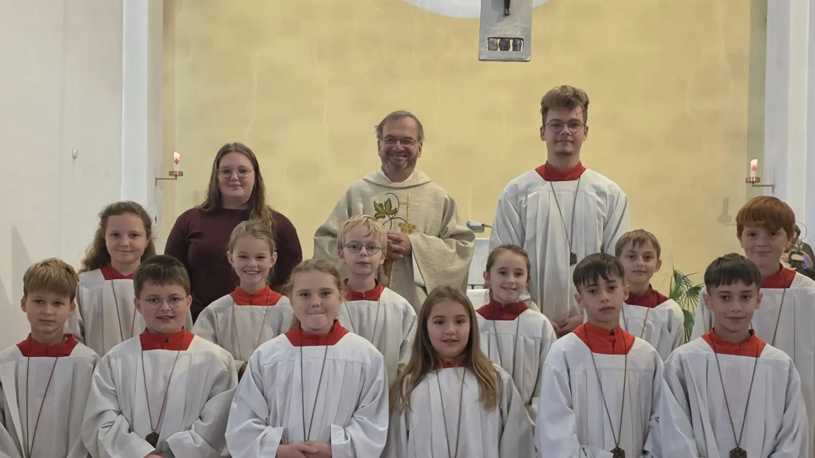 12 neue Ministranten mit Oberministranten und Pfarrer Thomas Stohldreier. (Bild: Sonja Lehner)