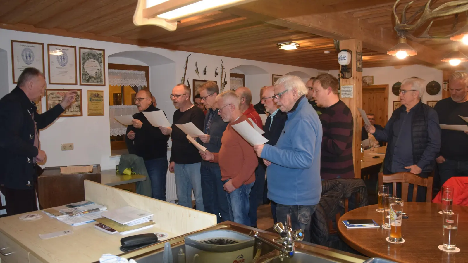 Die wöchentlichen Chorproben sind beim Männergesangverein Liederkranz der wesentliche Bestandteil der Vereinszusammenkünfte. Dirigent ist Johann Bruckmüller (li)  (Bild: Paul Böhm)