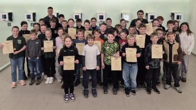 Strahlende Gesichter gab es bei der Preisverleihung des Gaujugendschießens mit Lichtgewehr. . Dazu gratulierten die beiden Gaujugendleiter Stefan Gradl und Marc Zenger.  (Bild: Stefan Gradl )