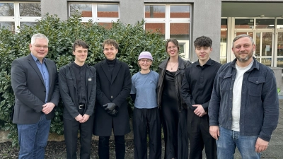 Von links nach rechts: OStD Ulrich Zänker, Nicolas Preißl, Konstantin Schunk, Malin Kopczyk, Valerie Preiß, Paul Graf und StR Christoph Zapf. (Bild: Christoph Zapf)