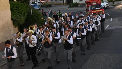 Die Werkvolkkapelle Schlicht zieht unter der Leitung von Lukas Schöpf durch die Straßen von Schlicht. (Bild: Lena Wiesnet)