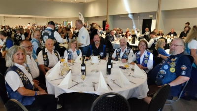 Member der Blue Knights Germany VII mit dem inter. State Representant von Kansas Jim Miller (Bildmitte) (Bild: Georg Arnold)