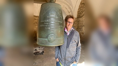 Julia Ratzmann mit der Friedensglocke Hiroshima Hannover.  (Bild: Julia Ratzmann )