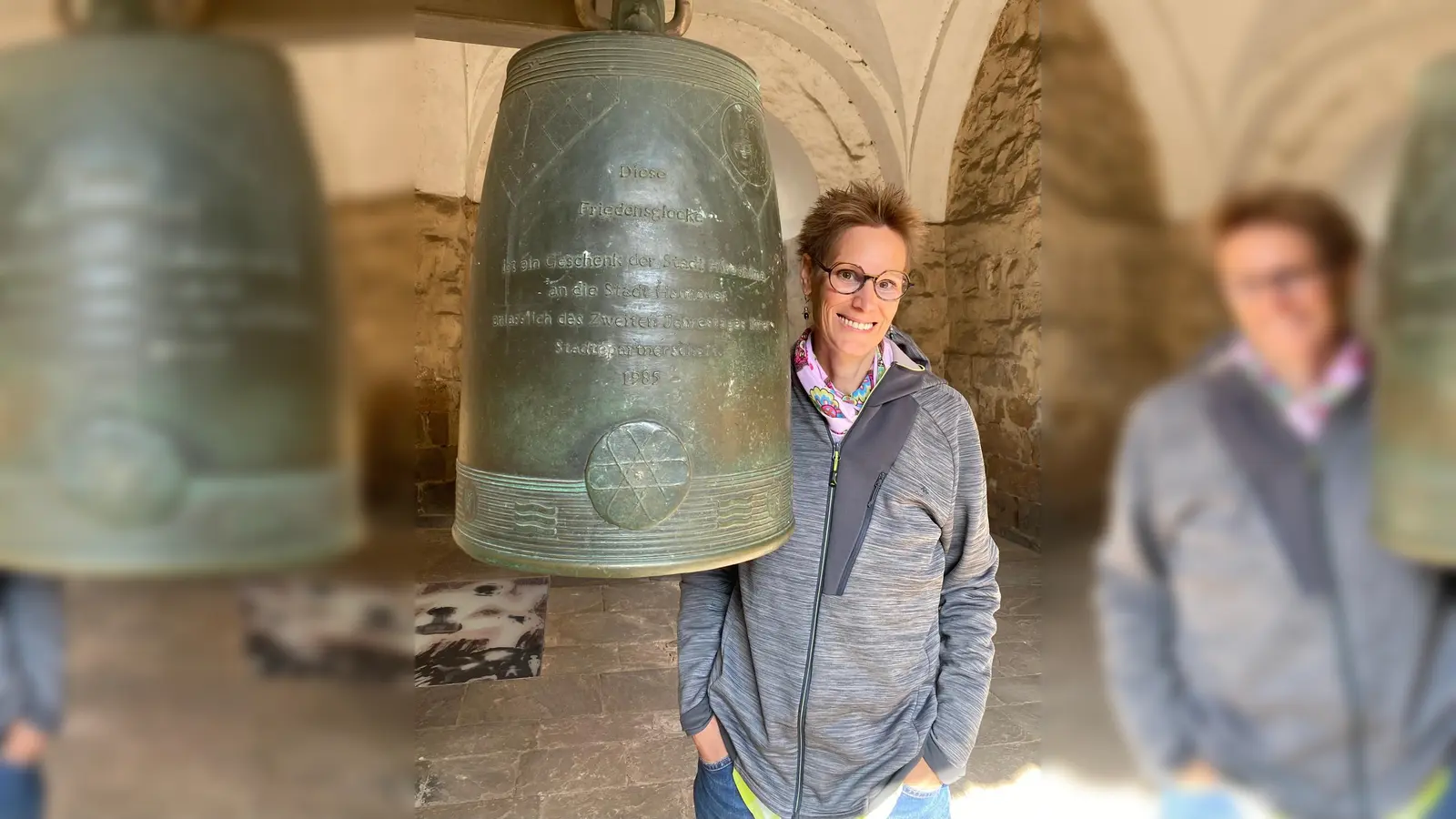 Julia Ratzmann mit der Friedensglocke Hiroshima Hannover.  (Bild: Julia Ratzmann )