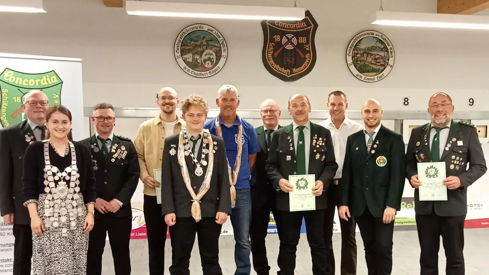 Auf dem Bild die neuen Vereinsmeister der Schützen Gesellschaft „Concordia Konnersreuth” v.l. 1. Vorsitzender Martin Dietz, Sarah Weiß, Martin Fellner, Philipp Hart, Michael Bauer, Werner Weiß, Max Bindl, Konrad Hart, Bürgermeister Andreas Malzer, Gaujugendleiter Manuel Ernst und Wolfgang Weiß. (Bild: Harald Ernst)