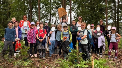 Mit Spaten und Begeisterung: Die Klasse 2b der Jahn-Grundschule Sulzbach-Rosenberg pflanzt Zukunftsbäume (Bild: Andreas Pickel)