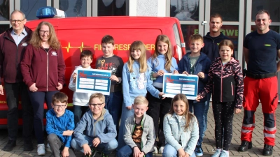 Ein starkes Zeichen gelebter Nächstenliebe. Die 14 Kommunionkinder der Pfarrei Mariä Himmelfahrt haben auf Gegengeschenke verzichtet und insgesamt 950 Euro an „Hilfe für Anja“ und „First Responder“ übergeben. (Bild: Petra Lettner)
