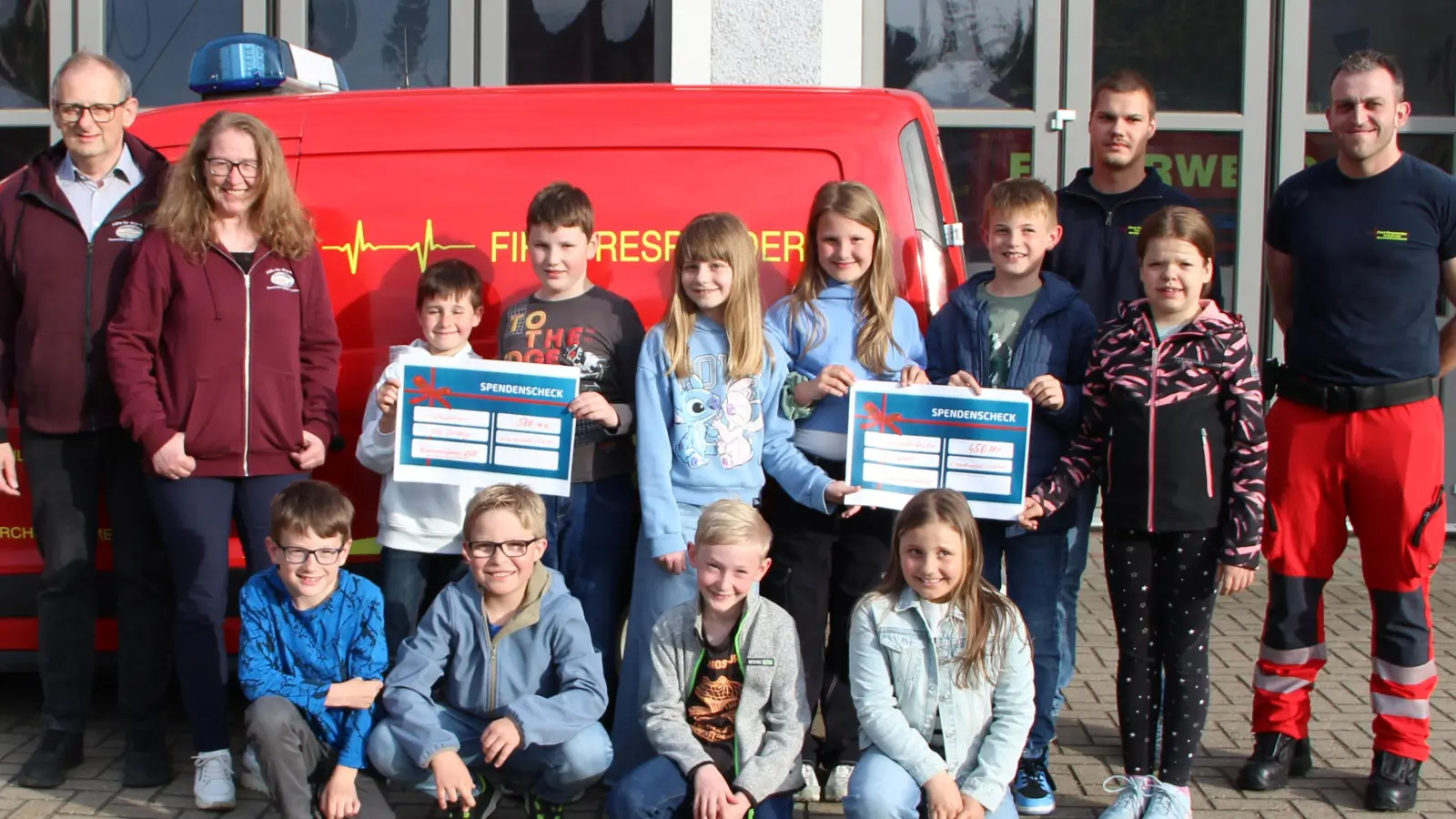 Ein starkes Zeichen gelebter Nächstenliebe. Die 14 Kommunionkinder der Pfarrei Mariä Himmelfahrt haben auf Gegengeschenke verzichtet und insgesamt 950 Euro an „Hilfe für Anja“ und „First Responder“ übergeben. (Bild: Petra Lettner)