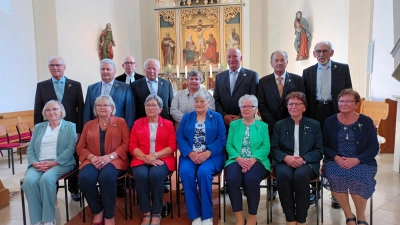 Diamantene Jubelkonfirmaden zusammen mit Pfarrer Thomas Schertel  (Bild: Gerda Stollner)