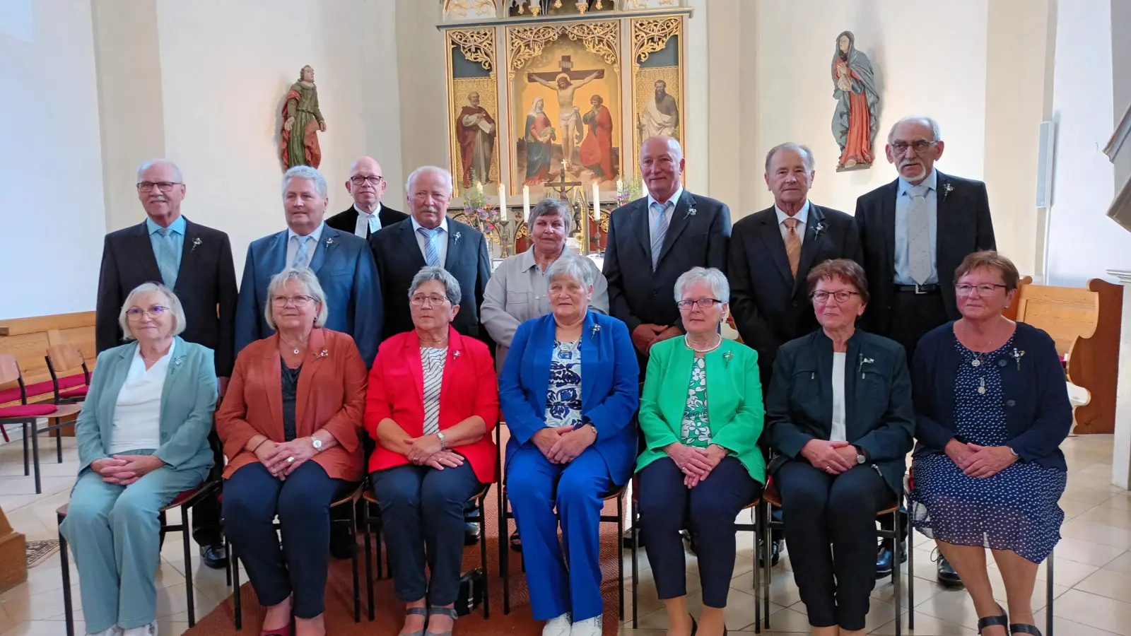 Diamantene Jubelkonfirmaden zusammen mit Pfarrer Thomas Schertel  (Bild: Gerda Stollner)