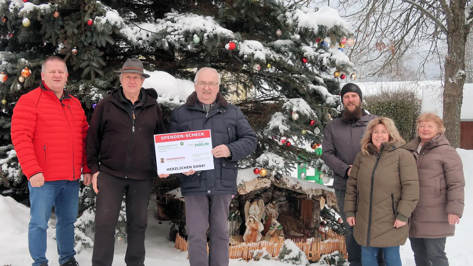 Herbert Putzer, Vorsitzender der „Kinderkrebshilfe in der Region Oberpfalz-Nord“ (Dritter, von links) dankte dem Schützenverein Frauenreuth mit (von links) Vorsitzenden Wolfgang Schlicht, Kurt Schramm, Sandro Jahn, Claudia Schlicht und Angelika Schramm, für die bereits zum dritten Mal durchgeführte Spendenaktion. (Bild: Bernhard Schultes)